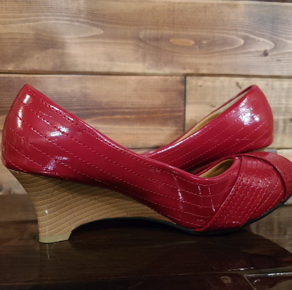 Red shoe - Picture 3 of 4